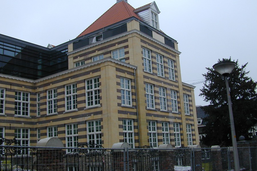 Heerlen, burgemeester De Hesselleplein, verbouwing school naar appartementen en kantoor